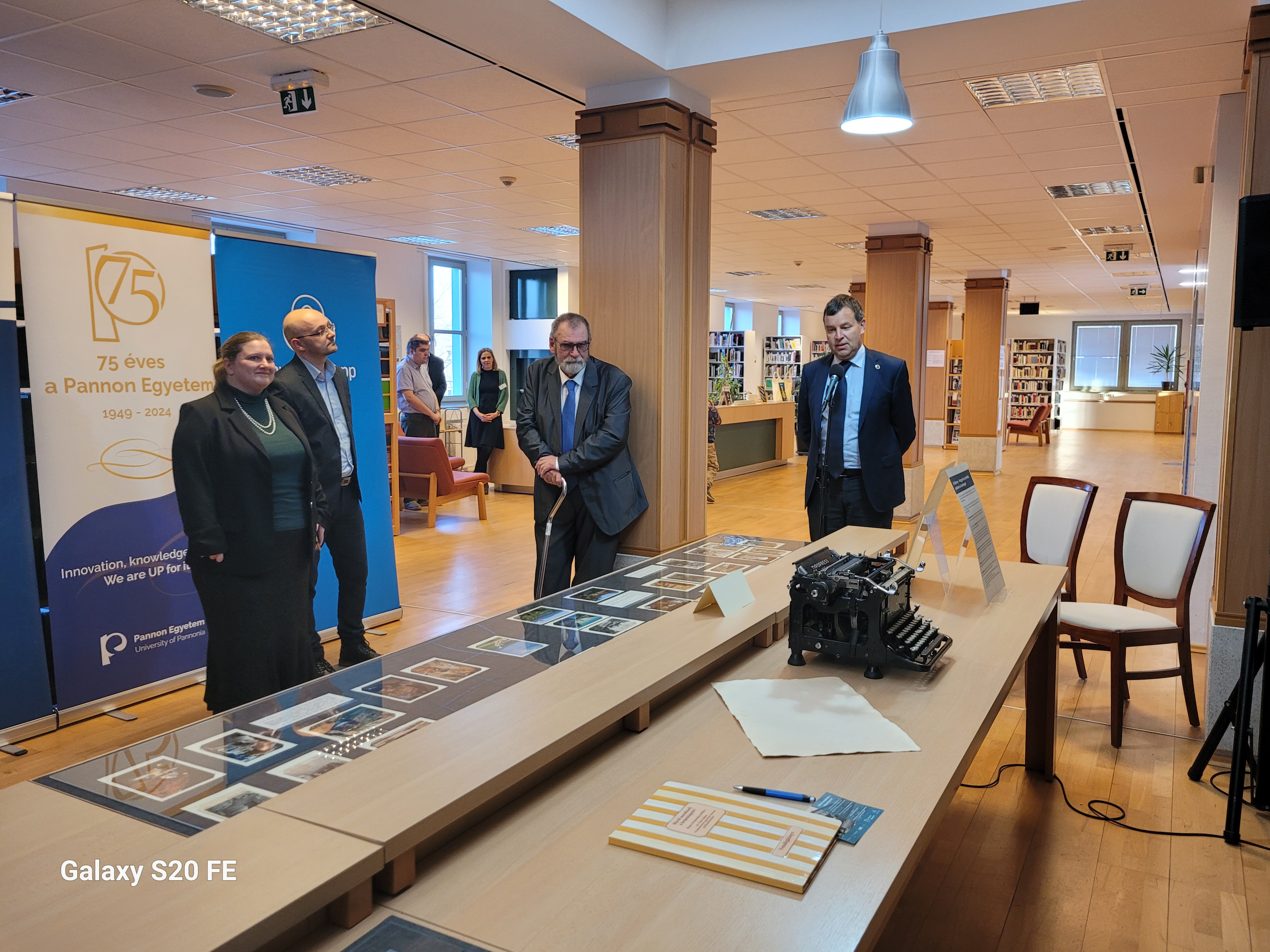 dr. Poór Zoltán képeslapgyűjteményéből nyílt kiállítás tegnap az Egyetemi Könyvtár és Tudásközpont 3. emeletén