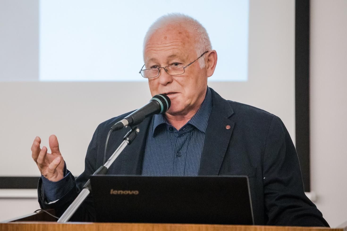 Kitűntették karunk korábbi dékánját